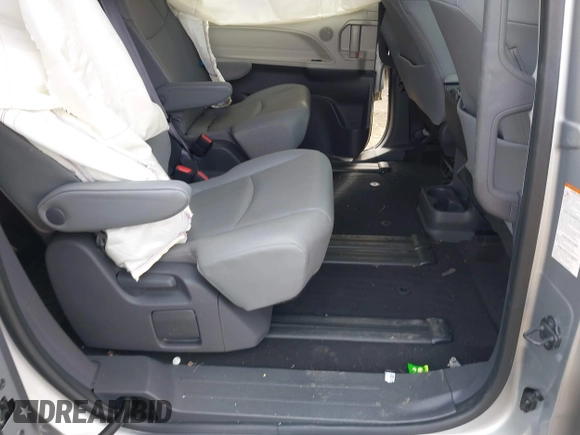 2021 Toyota Sienna XLE with VIN 5TDYRKEC1MS068172, listed as a IAAI auction lot 41557339 with 35,734 mi miles. Bid and sale history available at carsss.com. Image 8.