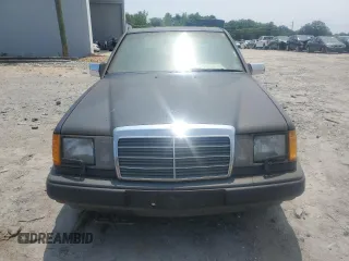 1986 Mercedes-Benz 300 E z VIN WDBEA30D8GA318345, wystawiony jako Copart lot #59481785 z przebiegiem 47 646 mil mil oraz Czysty tytuł • Clean title. Historia ofert i sprzedaży dostępna na DreamBid. Obrazek 5.