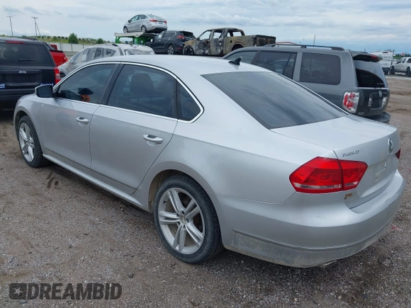 2013 Volkswagen Passat SE z VIN 1VWBN7A30DC056730, wystawiony jako IAAI lot #42542464 z przebiegiem 190 608 mil mil oraz . Historia ofert i sprzedaży dostępna na DreamBid. Obrazek 3.
