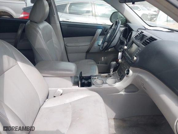2008 Toyota Highlander Sport with VIN JTEDS43A382007009, listed as a IAAI auction lot 41843043 with 301,488 mi miles. Bid and sale history available at carsss.com. Image 5.