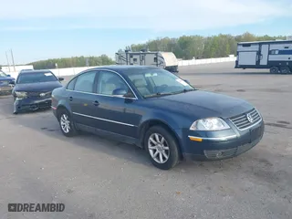 2004 Volkswagen Passat Sedan GLS with VIN WVWPD63B34P207546, listed as a IAAI auction lot 42088512 with 302,909 mi miles. Bid and sale history available at carsss.com. Image 1.