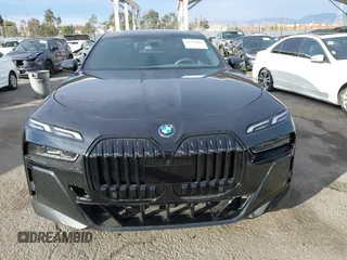 2023 BMW i7 xDrive60 z VIN WBY53EJ08PCN64169, wystawiony jako IAAI lot #40994066 z przebiegiem 6326 mil mil oraz . Historia ofert i sprzedaży dostępna na DreamBid. Obrazek 12.