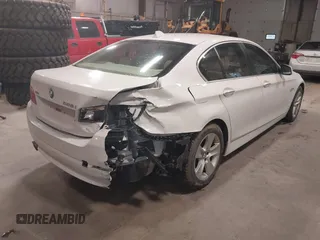 2013 BMW 5 Series 528i xDrive z VIN WBAXH5C58DDW13362, wystawiony jako IAAI lot #41997171 z przebiegiem 87 147 mil mil oraz . Historia ofert i sprzedaży dostępna na DreamBid. Obrazek 4.