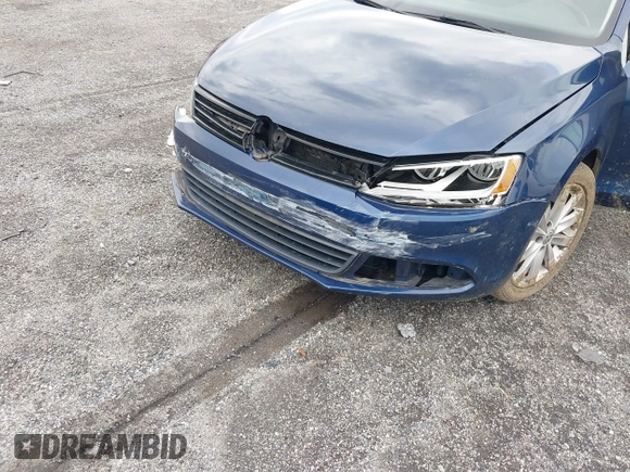 2014 Volkswagen Jetta SE z VIN 3VWD17AJ8EM326015, wystawiony jako IAAI lot #42027359 z przebiegiem 75 436 mil mil oraz . Historia ofert i sprzedaży dostępna na DreamBid. Obrazek 6.