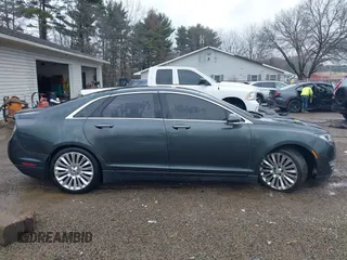 2015 Lincoln MKZ z VIN 3LN6L2J90FR616800, wystawiony jako IAAI lot #41683401 z przebiegiem 92 239 mil mil oraz . Historia ofert i sprzedaży dostępna na DreamBid. Obrazek 13.