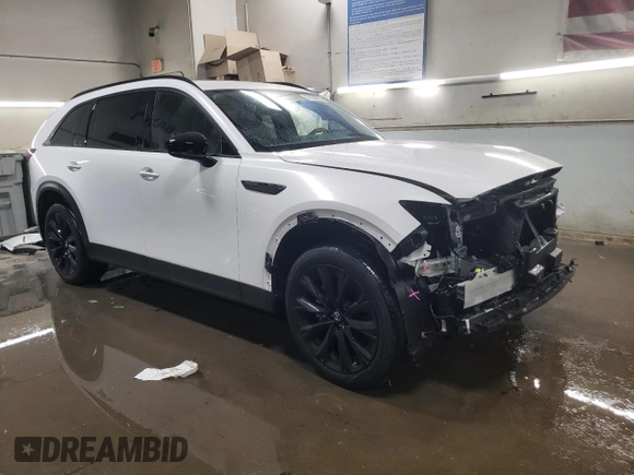 2025 Mazda CX-90 Premium Sport z VIN JM3KKCHD0S1197381, wystawiony jako Copart lot #51160735 z przebiegiem 5112 mil mil oraz Szkody całkowita. Historia ofert i sprzedaży dostępna na DreamBid. Obrazek 4.