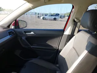 2018 Volkswagen Tiguan SEL z VIN 3VV3B7AX3JM054842, wystawiony jako IAAI lot #42240503 z przebiegiem 47 300 mil mil oraz . Historia ofert i sprzedaży dostępna na DreamBid. Obrazek 5.