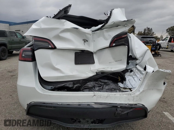2024 Tesla Model Y Long Range with VIN 7SAYGDEE8RF088808, listed as a Copart auction lot 50406865 with 8,150 mi miles and Salvage title. Bid and sale history available at DreamBid. Image 6.