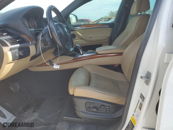 2013 BMW X6 M with VIN 5YMGZ0C51D0C40136, listed as a Copart auction lot 86296144 with 110,413 mi miles and Salvage Title. Bid and sale history available at carsss.com. Image 7.