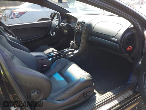 2005 Pontiac GTO z VIN 6G2VX12U85L367278, wystawiony jako IAAI lot #42140119 z przebiegiem 121 397 mil mil oraz . Historia ofert i sprzedaży dostępna na DreamBid. Obrazek 5.