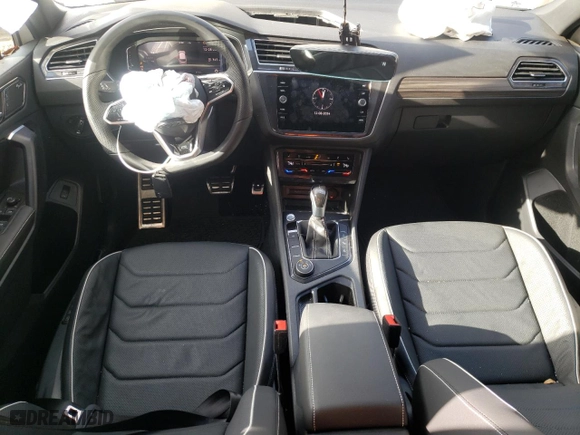2024 Volkswagen Tiguan SEL R-Line with VIN 3VV4B7AX3RM084522, listed as a Copart auction lot 84749534 with 5,915 mi miles and Salvage Title. Bid and sale history available at carsss.com. Image 8.