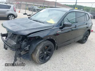 2024 Volkswagen Tiguan SE R-Line Black z VIN 3VV8B7AX2RM019937, wystawiony jako IAAI lot #42462068 z przebiegiem 24 904 mil mil oraz . Historia ofert i sprzedaży dostępna na DreamBid. Obrazek 2.