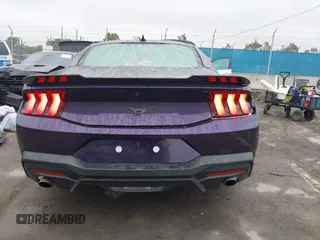 2024 Ford Mustang EcoBoost z VIN 1FA6P8TH4R5118287, wystawiony jako IAAI lot #41879332 z przebiegiem 18 301 mil mil oraz . Historia ofert i sprzedaży dostępna na DreamBid. Obrazek 16.