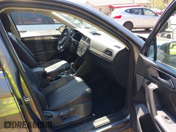 2022 Volkswagen Tiguan SE with VIN 3VV2B7AXXNM019538, listed as a IAAI auction lot 42109211 with 30,576 mi miles and . Bid and sale history available at DreamBid. Image 5.