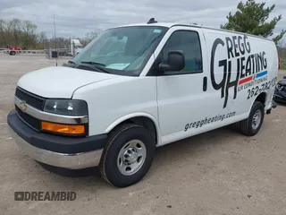 2021 Chevrolet Express Cargo z VIN 1GCWGAF75M1194461, wystawiony jako IAAI lot #42122648 z przebiegiem 64 047 mil mil oraz . Historia ofert i sprzedaży dostępna na DreamBid. Obrazek 2.