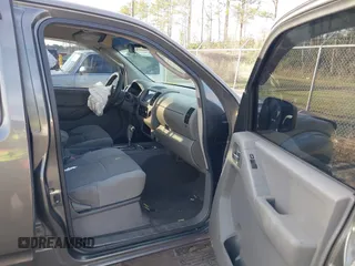 2008 Nissan Frontier SE z VIN 1N6AD07U28C448586, wystawiony jako IAAI lot #41245564 z przebiegiem 176 279 mil mil oraz . Historia ofert i sprzedaży dostępna na DreamBid. Obrazek 5.