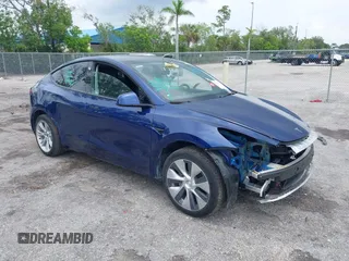 2022 Tesla Model Y Long Range z VIN 7SAYGAEE3NF394274, wystawiony jako IAAI lot #42334078 z przebiegiem 10 883 mil mil oraz . Historia ofert i sprzedaży dostępna na DreamBid. Obrazek 1.