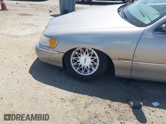 1999 Lincoln Town Car Signature z VIN 1LNHM82WXXY678088, wystawiony jako IAAI lot #42097845 z przebiegiem 174 561 mil mil oraz . Historia ofert i sprzedaży dostępna na DreamBid. Obrazek 6.