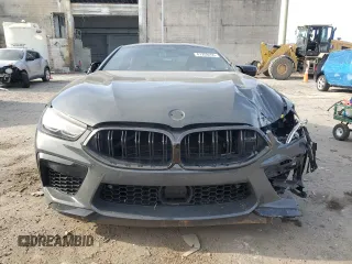 2020 BMW M8 z VIN WBSAE0C02LCE87525, wystawiony jako Copart lot #47259455 z przebiegiem 54 367 mil mil oraz Szkody całkowita. Historia ofert i sprzedaży dostępna na DreamBid. Obrazek 5.