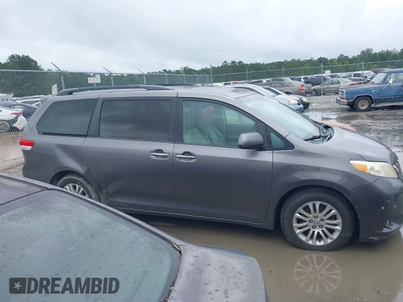 2011 Toyota Sienna XLE AAS z VIN 5TDYK3DC9BS114078, wystawiony jako IAAI lot #42434853 z przebiegiem 301 384 mil mil oraz . Historia ofert i sprzedaży dostępna na DreamBid. Obrazek 12.
