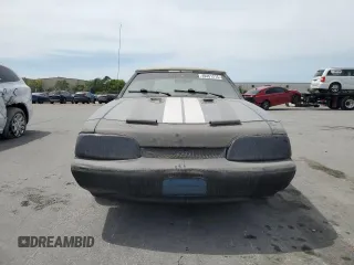 1988 Ford Mustang z VIN 1FABP44A1JF228656, wystawiony jako Copart lot #49451215 z przebiegiem 42 754 mil mil oraz Czysty tytuł • Clean title. Historia ofert i sprzedaży dostępna na DreamBid. Obrazek 5.