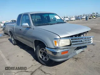 1997 Toyota T100 SR5 z VIN JT4TN14D6V0033142, wystawiony jako IAAI lot #42416556 z przebiegiem 226 080 mil mil oraz . Historia ofert i sprzedaży dostępna na DreamBid. Obrazek 1.