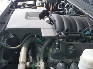 2019 Chevrolet Tahoe Commercial z VIN 1GNLCDEC1KR218436, wystawiony jako IAAI lot #42286365 z przebiegiem 119 981 mil mil oraz . Historia ofert i sprzedaży dostępna na DreamBid. Obrazek 20.