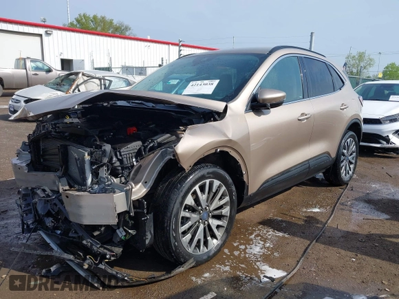2020 Ford Escape Titanium z VIN 1FMCU9J92LUB48243, wystawiony jako IAAI lot #42143038 z przebiegiem 63 172 mil mil oraz . Historia ofert i sprzedaży dostępna na DreamBid. Obrazek 2.