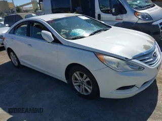 2013 Hyundai Sonata GLS z VIN 5NPEB4AC4DH710494, wystawiony jako IAAI lot #42310432 z przebiegiem 179 062 mil mil oraz . Historia ofert i sprzedaży dostępna na DreamBid. Obrazek 1.