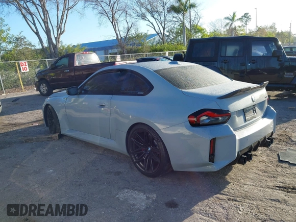 2024 BMW M2 z VIN 3MF13DM04R8E25637, wystawiony jako IAAI lot #41556777 z przebiegiem 18 810 mil mil oraz . Historia ofert i sprzedaży dostępna na DreamBid. Obrazek 3.