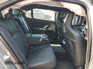 2024 BMW i7 xDrive60 z VIN WBY53EJ08RCP97827, wystawiony jako Copart lot #57646464 z przebiegiem Nie podano mil oraz Szkody całkowita. Historia ofert i sprzedaży dostępna na DreamBid. Obrazek 10.