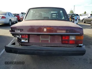 1993 Volvo 240 z VIN YV1AS8801P1487953, wystawiony jako Copart lot #77392634 z przebiegiem 270 844 mil mil oraz Szkody całkowita. Historia ofert i sprzedaży dostępna na DreamBid. Obrazek 6.