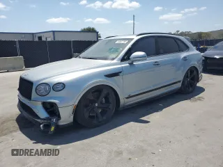 2022 Bentley Bentayga V8 z VIN SJAAM2ZV9NC011752, wystawiony jako Copart lot #54847785 z przebiegiem Nie podano mil oraz Nie do naprawy. Historia ofert i sprzedaży dostępna na DreamBid. Obrazek 1.