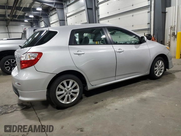 2010 Toyota Matrix z VIN 2T1KU4EE0AC309208, wystawiony jako Copart lot #53392535 z przebiegiem 98 773 mil mil oraz Czysty tytuł • Clean title. Historia ofert i sprzedaży dostępna na DreamBid. Obrazek 3.