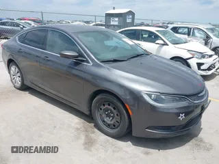 2015 Chrysler 200 LX z VIN 1C3CCCFB5FN588802, wystawiony jako IAAI lot #42330722 z przebiegiem 139 972 mil mil oraz . Historia ofert i sprzedaży dostępna na DreamBid. Obrazek 1.