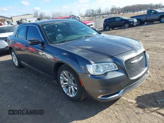 2016 Chrysler 300 Anniversary Edition z VIN 2C3CCAAG2GH295456, wystawiony jako IAAI lot #41978687 z przebiegiem 142 533 mil mil oraz . Historia ofert i sprzedaży dostępna na DreamBid. Obrazek 1.