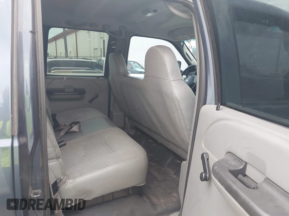 2006 Ford F-250 XL z VIN 1FTSW21P16ED82243, wystawiony jako IAAI lot #42674637 z przebiegiem 153 467 mil mil oraz . Historia ofert i sprzedaży dostępna na DreamBid. Obrazek 8.