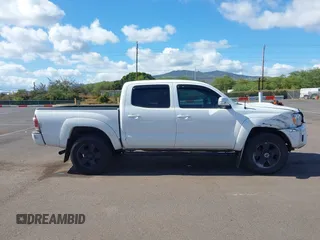 2014 Toyota Tacoma PreRunner z VIN 3TMJU4GN8EM160522, wystawiony jako IAAI lot #42207788 z przebiegiem 103 361 mil mil oraz . Historia ofert i sprzedaży dostępna na DreamBid. Obrazek 13.