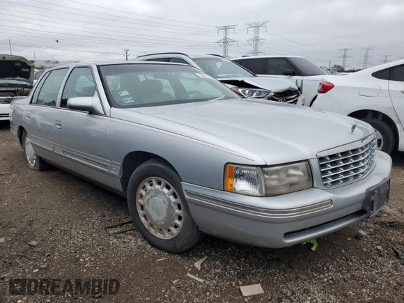 1999 Cadillac DeVille z VIN 1G6KD54Y2XU807846, wystawiony jako Copart lot #53070705 z przebiegiem Nie podano mil oraz Czysty tytuł • Clean title. Historia ofert i sprzedaży dostępna na DreamBid. Obrazek 4.
