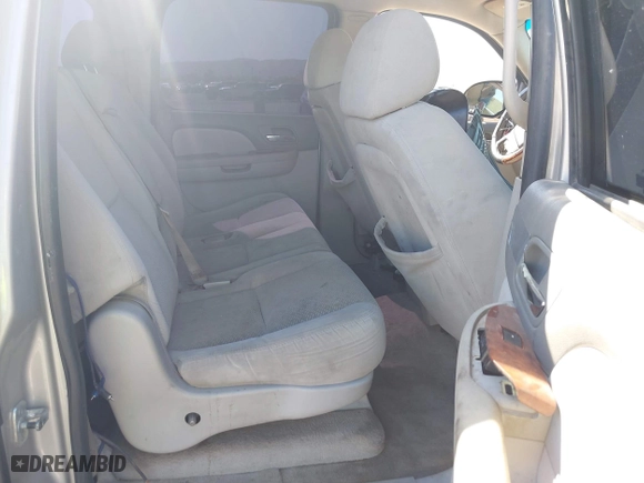 2007 Chevrolet Suburban LT with VIN 1GNFC16J87J230680, listed as a IAAI auction lot 42111804 with 1 mi miles. Bid and sale history available at carsss.com. Image 8.