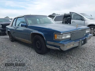 1988 Cadillac DeVille z VIN 1G6CD1152J4274928, wystawiony jako IAAI lot #41715414 z przebiegiem 86 057 mil mil oraz . Historia ofert i sprzedaży dostępna na DreamBid. Obrazek 1.