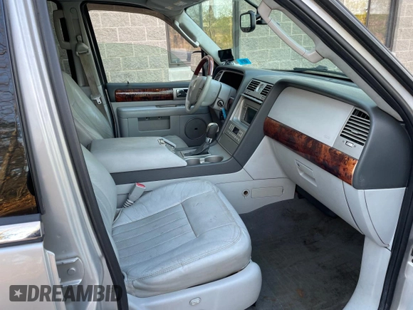2004 Lincoln Navigator Luxury z VIN 5LMFU28R14LJ28905, wystawiony jako Copart lot #50631865 z przebiegiem 147 454 mil mil oraz Czysty tytuł • Clean title. Historia ofert i sprzedaży dostępna na DreamBid. Obrazek 5.