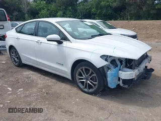 2017 Ford Fusion Hybrid SE z VIN 3FA6P0LU7HR318140, wystawiony jako IAAI lot #42539244 z przebiegiem 136 408 mil mil oraz . Historia ofert i sprzedaży dostępna na DreamBid. Obrazek 1.