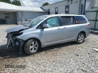 2014 Toyota Sienna LE AAS z VIN 5TDKK3DC7ES516725, wystawiony jako Copart lot #86299644 z przebiegiem Nie podano mil oraz Szkoda całkowita • Salvage title. Historia ofert i sprzedaży dostępna na DreamBid. Obrazek 1.