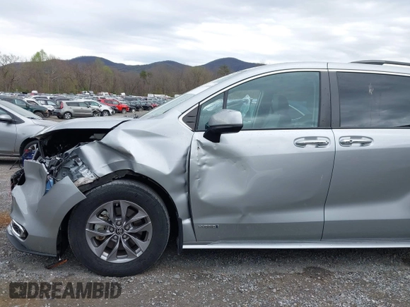 2021 Toyota Sienna XLE with VIN 5TDJRKEC1MS027266, listed as a IAAI auction lot 41956093 with 61,341 mi miles. Bid and sale history available at carsss.com. Image 17.