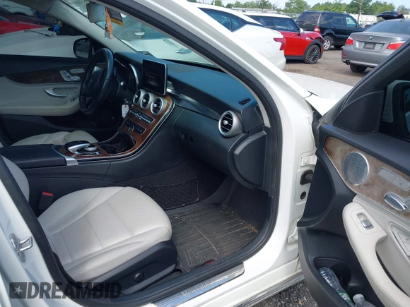 2015 Mercedes-Benz C 300 Luxury z VIN 55SWF4KB0FU010485, wystawiony jako IAAI lot #42773611 z przebiegiem 91 343 mil mil oraz . Historia ofert i sprzedaży dostępna na DreamBid. Obrazek 5.