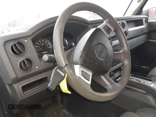 2008 Jeep Commander Sport z VIN 1J8HG48K88C135385, wystawiony jako IAAI lot #41044576 z przebiegiem 174 695 mil mil oraz . Historia ofert i sprzedaży dostępna na DreamBid. Obrazek 11.