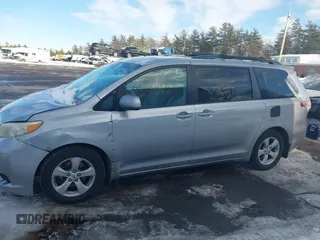 2012 Toyota Sienna LE AAS z VIN 5TDKK3DC2CS245540, wystawiony jako IAAI lot #41622653 z przebiegiem 226 969 mil mil oraz . Historia ofert i sprzedaży dostępna na DreamBid. Obrazek 14.