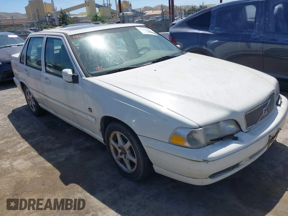 1999 Volvo S70 z VIN YV1LS56D8X1565934, wystawiony jako IAAI lot #42181658 z przebiegiem 172 783 mil mil oraz . Historia ofert i sprzedaży dostępna na DreamBid. Obrazek 1.