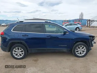 2018 Jeep Cherokee Latitude with VIN 1C4PJMCXXJD532507, listed as a IAAI auction lot 41895858 with 143,571 mi miles. Bid and sale history available at carsss.com. Image 14.